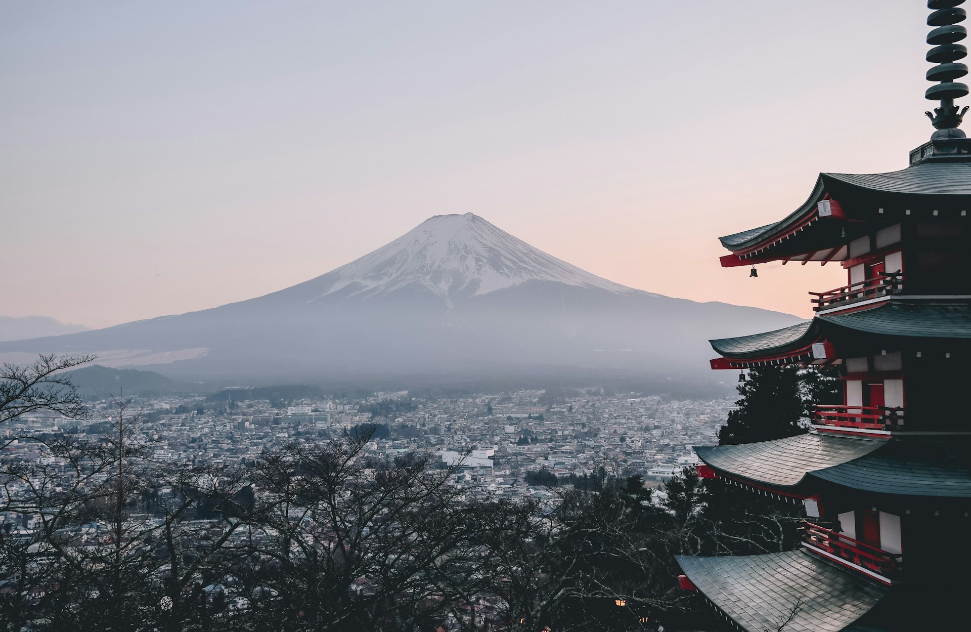 富士山と忠霊塔(富士吉田市) — 静岡県東部のシンボル / 撮影 Manuel Cosentino (Unsplash)